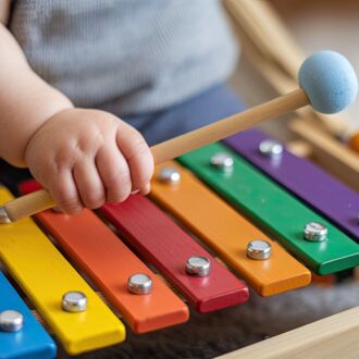 ELTERN-KIND-SINGEN: BABYS IN DIE KLANGWELT BEGLEITEN