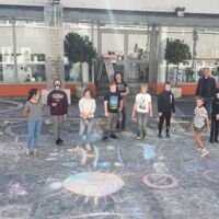 Bunte Straßenkunst vor Volksschule Ansfelden