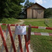 Gesteinsbrocke und Bäume stürzten auf Wanderweg in Untermühl