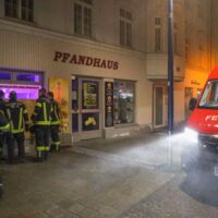 Einbrecher schlug Schaufenster mit Axt ein und stahl Deko-Goldbarren