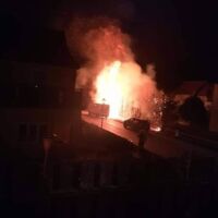 Vier Feuerwehren bei Brand eines Kleintransporters und einer Hecke in Ansfelden im Einsatz