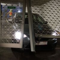 Person in Tiefgarage in Pasching eingeklemmt