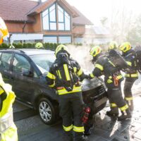 Brennendes Auto in Garage in Kirchberg-Thening