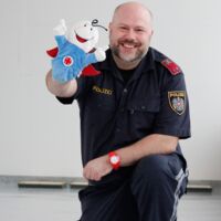 Paschinger Polizist bringt Kindern mit Roko Erste Hilfe näher