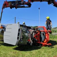 Rasenmähertraktor stürzte über Böschung in Langenstein