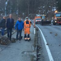 Pkw bei Felssturz getroffen