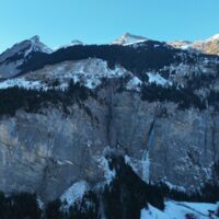 Drama in den Schweizer Alpen: Basejumper stirbt nach Sprung bei der Nepalbrücke in Gimmelwald