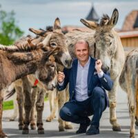 25 Jahre Tierliebe: Jubiläumsbildband von Gut Aiderbichl berührt mit bewegenden Schicksalen
