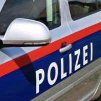 Verkehrsunfall auf der A1: Auto überschlägt sich bei Unterführung – 31-Jähriger stirbt am Unfallort