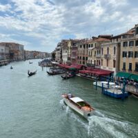 Boot rammt Gondeln auf dem Canal Grande: Acht Menschen stürzen in Venedig ins Wasser