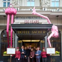 Hotel Sacher Wien: Zum 150er startet die Luxus-Ikone mit Erwin-Wurm-Kunst direkt vor dem Eingang