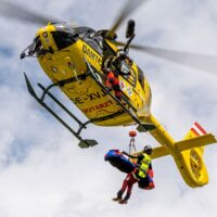 Bergeralm: Skifahrer prallt im freien Skiraum gegen Baum