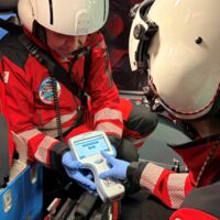 Luftrettung: Neuer Bluttest soll Hirnblutungen schon im Hubschrauber erkennen