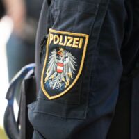 Horror-Crash bei Tulln: 17-Jähriger ohne Führerschein kracht gegen Baum