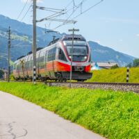 Zug erfasst Jugendliche: 17-Jähriger in Lebensgefahr – Drama auf Gleisen in der Steiermark