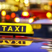 Eskalation in Wien: Betrunkene 18-Jährige greift Polizei nach Taxi-Streit an