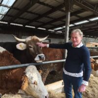 Kunst und Tierschutz: Gut Aiderbichl zeigt berührende Tierporträts von Pete Kilkenny