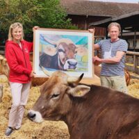 Promis feiern Tierschutz-Kunst auf Gut Aiderbichl in Iffeldorf