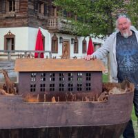 Rostbaron begeistert mit Tier-Skulpturen auf Gut Aiderbichl