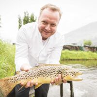 Hubert Wallner bringt Steckerlfisch an den Wörthersee