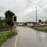 Bahnübergang Wankham dicht: Fehlende Fußgängerquerung sorgt für Kritik