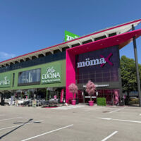 Bruce Darnell eröffnet neuen Mömax in Vöcklabruck