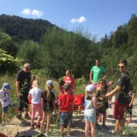 Kinder versuchen sich als Bergretter in Göstling