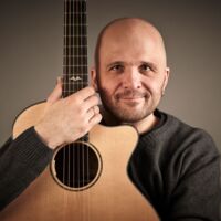Weihnachtsmusik neu interpretiert: Akustik-Gitarrenkonzert in Traun