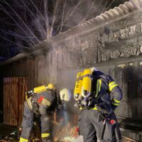 Feuerwehr löscht brennende Gartenhütte