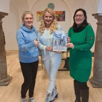 Daniela Urich übergibt Spende an Tageszentrum Mosaik in Vöcklabruck