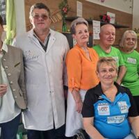 Ausverkauf beim Weißwurstverkauf am Bauernmarkt Regau