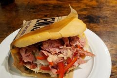 Den Hype wert? Tips testet „Linza Döner“ und „Linzerbrot“