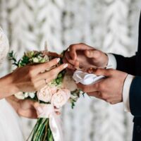 Nur Minuten nach der Hochzeit: Braut stirbt und Bräutigam schwebt in Lebensgefahr