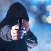 Achtung auf Italiens Straßen: Autofahrer von bewaffneter Bande brutal überfallen