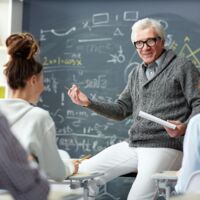 Skandal an Schule: Lehrer wegen Beziehung zu Schülerin (16) suspendiert