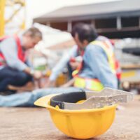 Tödlicher Baustellenunfall: Junger Arbeiter (19) stirbt unter Betonplatte
