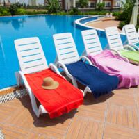 Entschädigung für reservierte Poolliegen: Urlauber bekommt rund 1.000 Euro erstattet