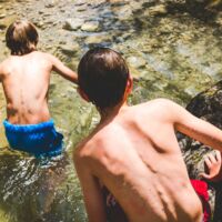 Tödlicher Badeunfall: Kind (14) springt in Bach und stirbt