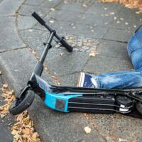 Tragödie in Niederösterreich: Kind (11) kracht mit E-Scooter in Auto