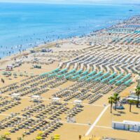 Bis zu 3.000 Euro Strafe: Italien verhängt strenge Regeln an Stränden