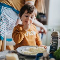 Kind (4) isst Rohmilchkäse: Neun Jahre später stirbt es an den Folgen