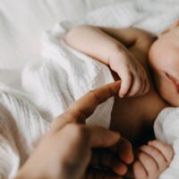 Drama im Zug: Vermisstes Baby lebend zwischen Bahngleisen gefunden