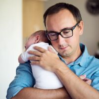 19-Jähriger findet angeblich Baby auf der Straße – doch es ist sein eigener Sohn