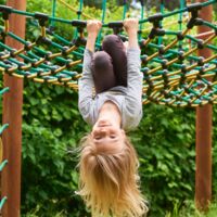 Drama am Spielplatz: Kind (2) bleibt mit Kopf stecken