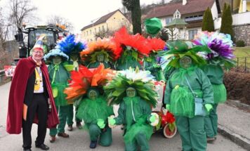 Vizebürgermeister Willi Ebner (l.) mit einer Blumengruppe am Grünburger Faschingsumzug. (Foto: Manfred Ebner)