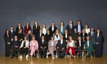1.Reihe (v.l.n.r.): Prof. Elke Spissak, Prof. Andrea Haider, Prof. Elke Wojakow, KV Prof. Rupert Schedlberger, Dir. Prof. Claudia Trinko, Prof. Ambros Gruber,Prof. Christina Hagmüller, Prof. Regina Hinteregger, Prof. Margarethe Heidl2.Reihe (v.l.n.r.): Hannah Sonnleitner, Prof. Anna Meran, Alina Löffler, Lena Weilguni, Anna Petrovic, Yuna Aichinger, Christina Kopf, Prof. Katharina Ortner, Prof. Eveline Kobler, Prof. Gerald Haas, Prof. Petra Salguero3.Reihe (v.l.n.r.): Prof. Andreas Helmberger, Sophie Maier, Julia Cech, Katharina Fluch, Jasmin Rauch, Lea Woisetschläger, Tabea Tiede, Matthias Bauhofer, Jakob Kinbacher, Sophia Mayrdorfer (Foto: Christian Stummer/iconic-turn.com)