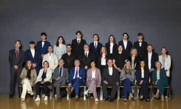1.Reihe (v.l.n.r.): Prof. Alexandra Kienberger, Prof. Andrea Haider, Prof. Florian Hocheder, KV Prof. Josef Helmberger, Dir. Prof. Claudia Trinko, Prof. Ambros Gruber, Prof. Sarah Schmied, Prof. Petra Salguero, Prof. Margarethe Heidl2.Reihe (v.l.n.r.): Prof. Gregor Schrettle, Lukas Lungenschmied, Abdu Alkalissi, Sanin Softic, Mark Lugmayr, Beate Steinmaurer, Sophie Schmidsberger, Prof. Eveline Kobler, Prof. Klaus Weixlbaumer, Prof. Kathrin Buchecker3.Reihe (v.l.n.r.): Raffael Kurtuldu, Sumeja Sijak, Tobias Zimmermann, Patrick Huber, Nina Jäger, Alexander Gradauer, Fabian Breitenbaumer-Stecher (Foto: Christian Stummer/iconic-turn.com)