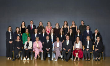 1.Reihe (v.l.n.r.): Prof. Elke Spissak, Prof. Andrea Haider, Prof. Elke Wojakow, Prof. Walter Lehki, Dir. Prof. Claudia Trinko, Prof. Ambros Gruber,KV Prof. Christina Hagmüller, Prof. Regina Hinteregger, Prof. Claudia Kinbacher2.Reihe (v.l.n.r.): Marija Sandor, Lara Atzlinger, Prof. Birgit Buder-Ortner, Simone Haslinger, Leonie Resch, Laura Ebert, Mia Winklmayr, Julia Schaupper, Prof. Petra Salguero, Prof. Andreas Helmberger, Prof. Eveline Kobler3.Reihe (v.l.n.r.): Livia Haderer, Prof. Rupert Schedlberger, Linda Leppers, Lili Schachinger, Jana Gotthartsleitner, Emily Schmidsberger, Tabea Nagele,Prof. Katharina Ortner (Foto: Christian Stummer/iconic-turn.com)
