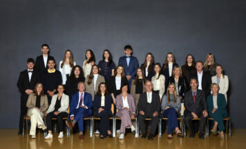 1.Reihe (v.l.n.r.): Prof. Alexandra Kienberger, Prof. Andrea Haider, Prof. Josef Helmberger, KV Prof. Petra Salguero, Dir. Prof. Claudia Trinko, Prof. Ambros Gruber,Prof. Sarah Schmied, Prof. Gregor Schrettle, Prof. Margarethe Heidl2.Reihe (v.l.n.r.): Luca Minichberger, Andrei Imbucatura, Nasanin Husseini, Sara Mesic, Franziska Skulj, Michaela Weinzierl, Ivana Rados, Prof. Eveline Kobler, Prof. Klaus Weixlbaumer, Prof. Kathrin Buchecker3.Reihe (v.l.n.r.): Dejan Djordjevic, Ana Covic, Armina Huskaric, Leona Vuciterna, Quentin Kreiseder, Jana Großholzer, Anna Riedler, Beyza-Nur Arikan, Blanka Zlateva (Foto: Christian Stummer/iconic-turn.com)