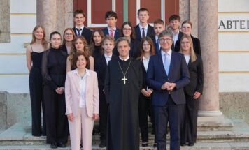Die Schüler der Klasse 8B (v. l.:) Derflinger Michael, Feher Fabian, Königsgruber Sophie, Majovski Lisa, Mitterndorfer Tanja, Modler Caroline, Moser Samuel, Nöbauer Valentina, Petz Miriam, Prühlinger Clemens, Reifinger Georgina, Schnitzler Sophia, Sonnleitner Maria, Steinbichler Florian, Ziska Simon (Foto: Stift Kremsmünster | Dieter Rodemund)